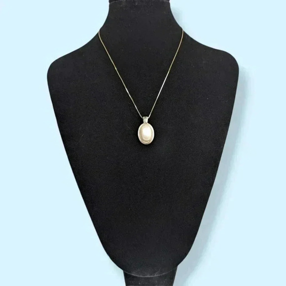 (2/$20) Vintage Avon Pearl Pendant Necklace - Picture 2 of 7